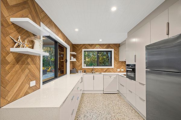 Contemporary coastal house kitchen